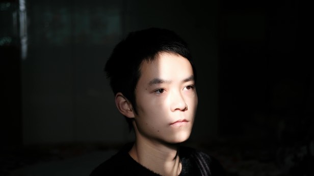 昏暗房间里沉迷于手机屏幕荧光而面露迷茫焦虑的少年特写心理学插画