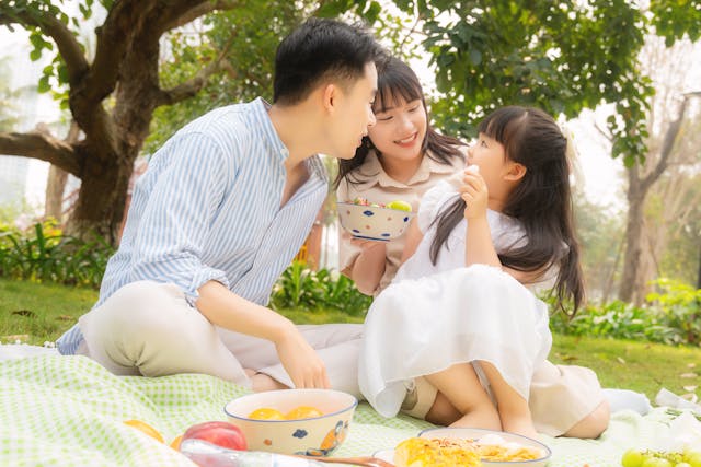 社会心理学日常交流-如何通过运用幸福者退让原则与建立情绪安全边界缓解成年人群的社交戾气内耗焦虑
